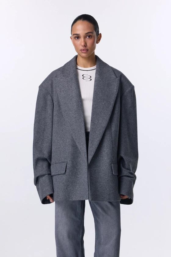 Пальто-жакет оверсайз із збіркою на рукаві 