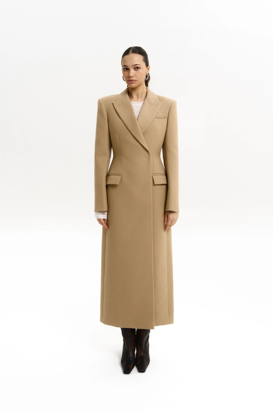 Пальто приталене з акцентним плечем 