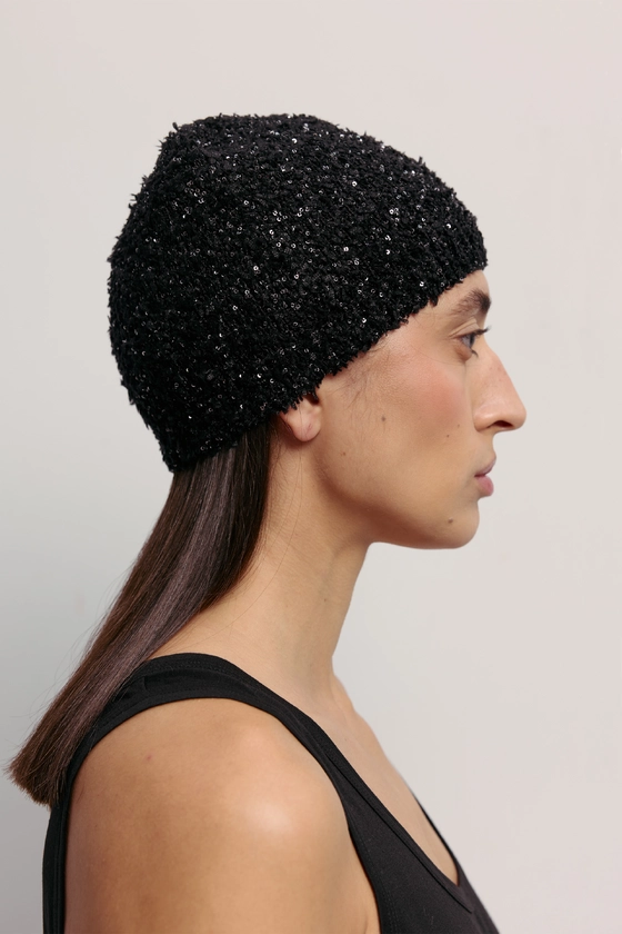 Шапка з паєтками 