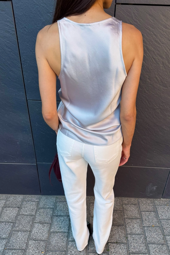 Топ атласний з глибоким вирізом 