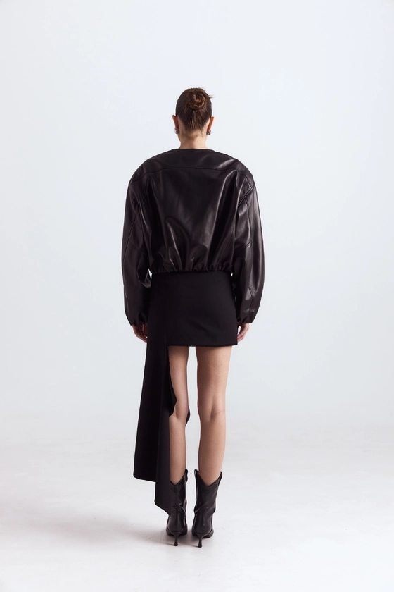 Шкіряна куртка-бомбер із об'ємними рукавами 