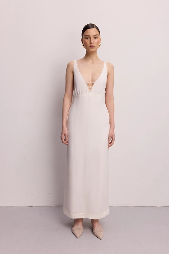 Сукня міді з глибоким вирізом та мереживом 