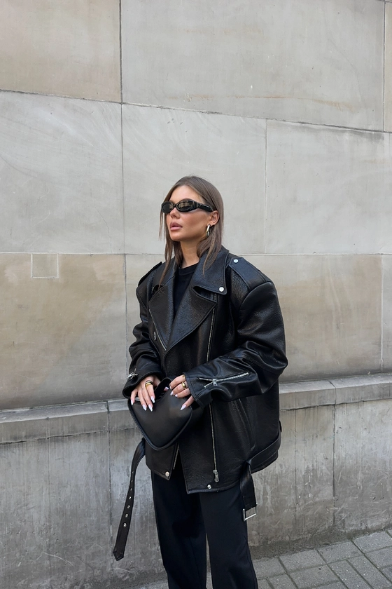 Куртка шкіряна з підплічниками та поясом 