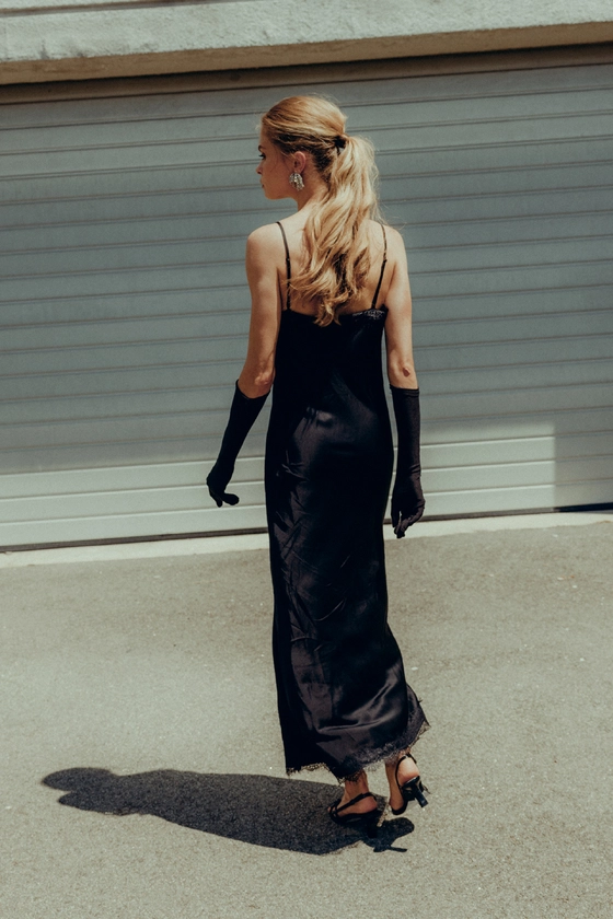 Сукня максі на тонких бретелях з мереживом 