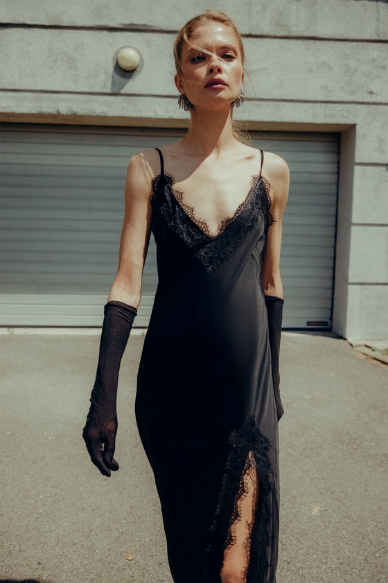 Сукня максі на тонких бретелях з мереживом 