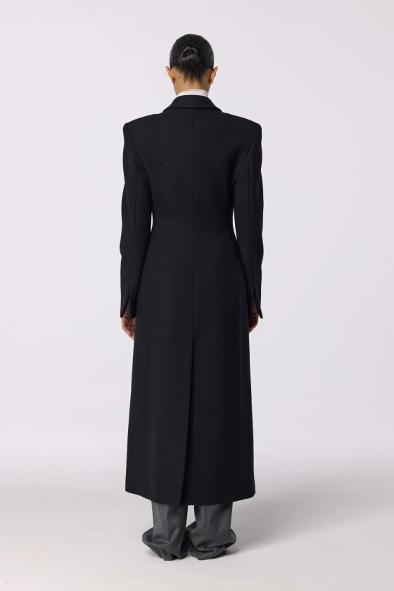 Пальто приталене з акцентним плечем 