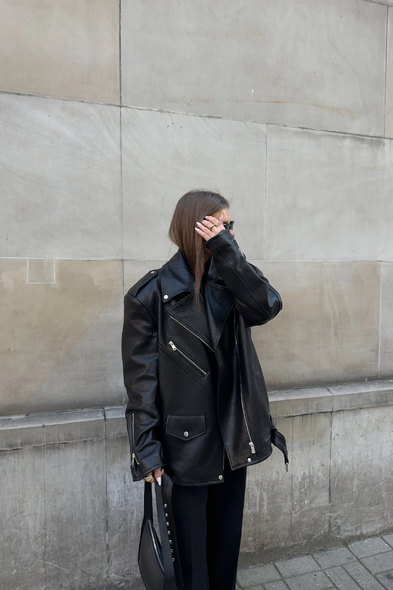 Куртка шкіряна з підплічниками та поясом 