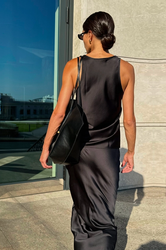 Топ атласний з глибоким вирізом 