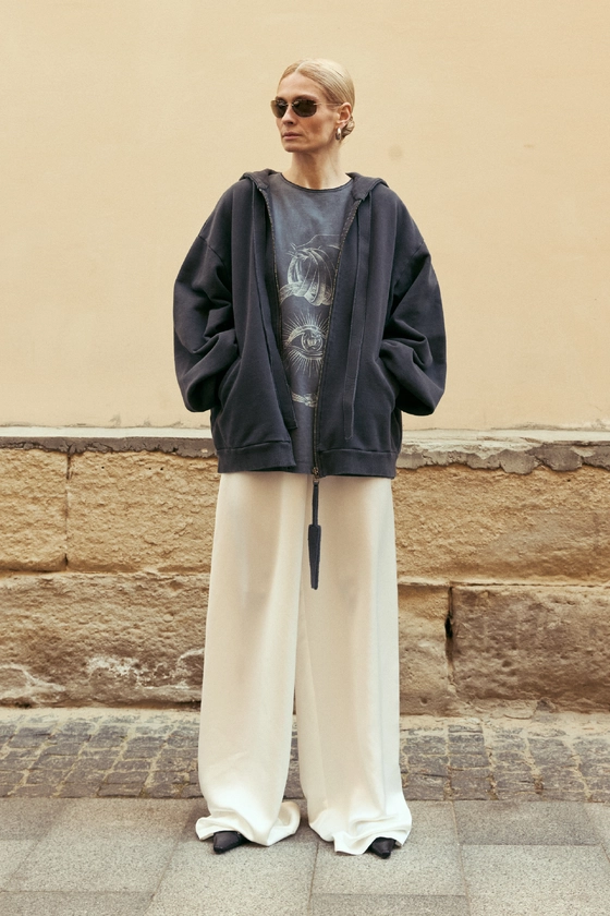 Вінтажне худі на блискавці з принтом 