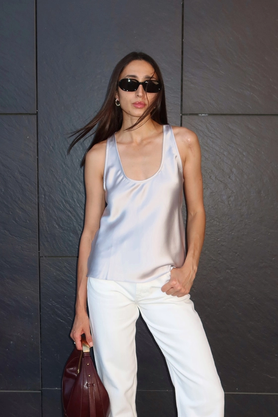 Топ атласний з глибоким вирізом 