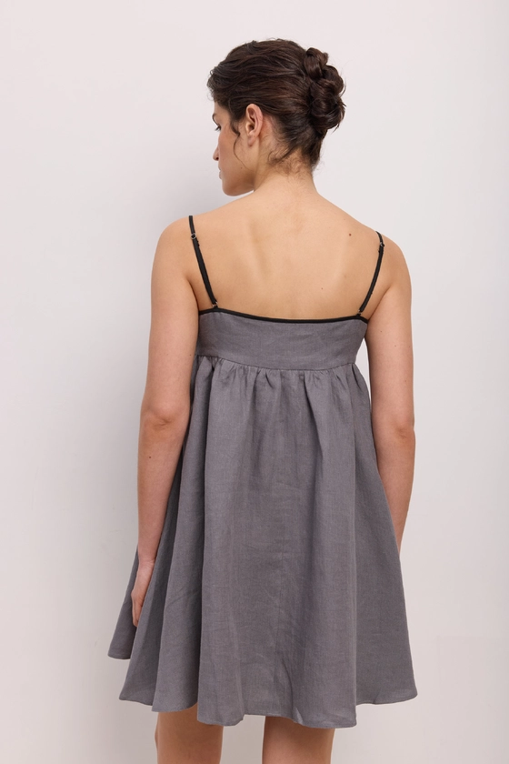 Сукня-трапеція міні з чорною окантовкою 