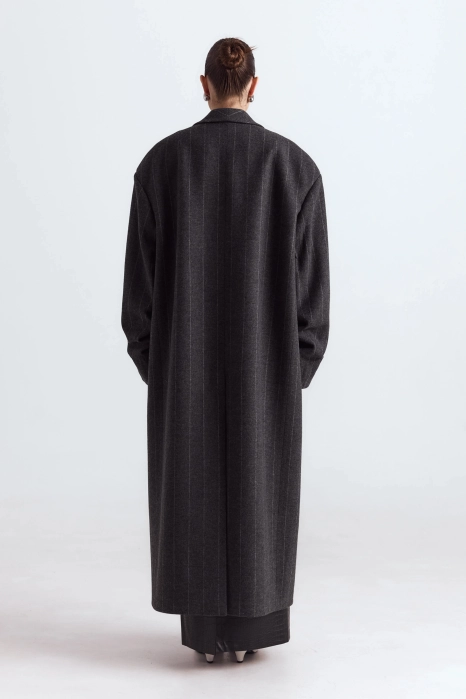 Straight-cut coat with gathered sleeves