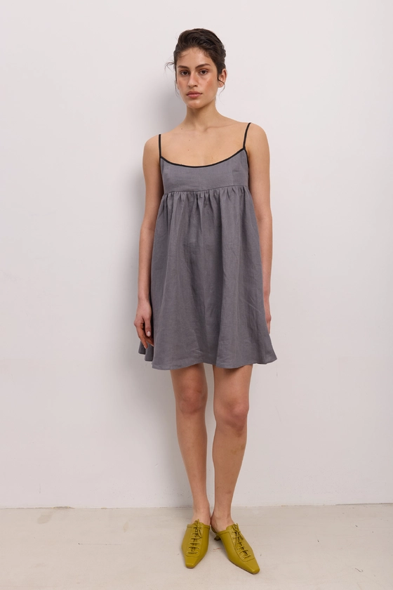 Сукня-трапеція міні з чорною окантовкою 