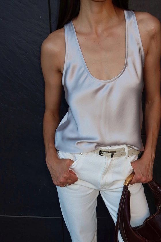 Топ атласний з глибоким вирізом 