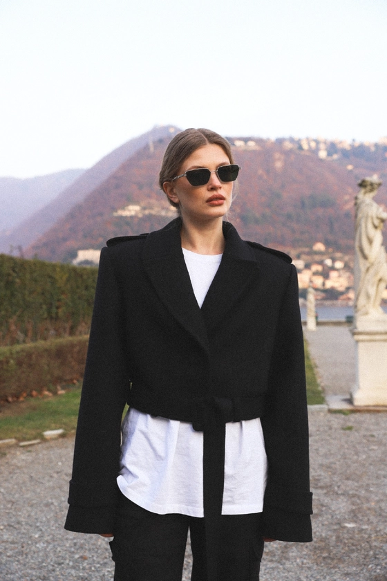 Пальто кроп з об'ємними плечами та пагонами 