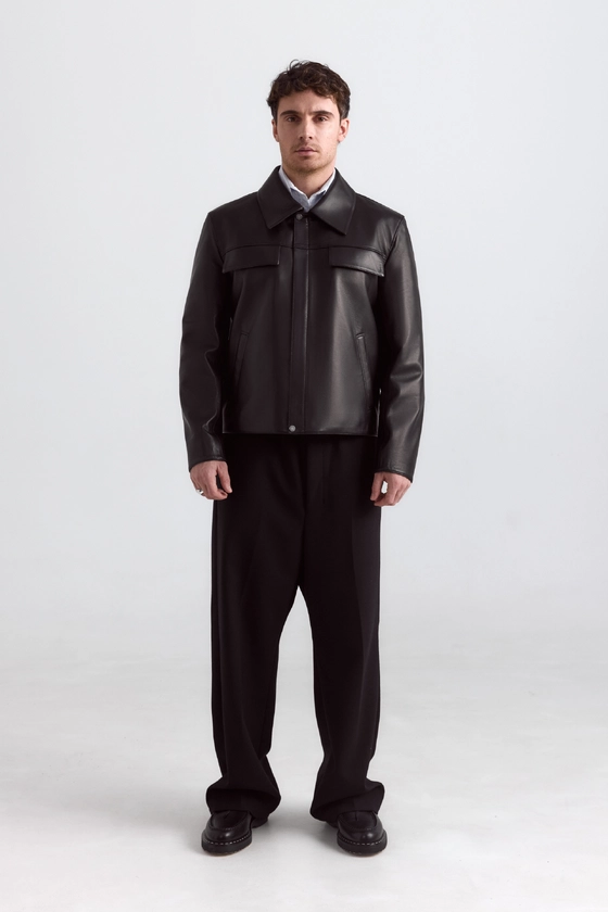 Куртка шкіряна з карманами клапанами 