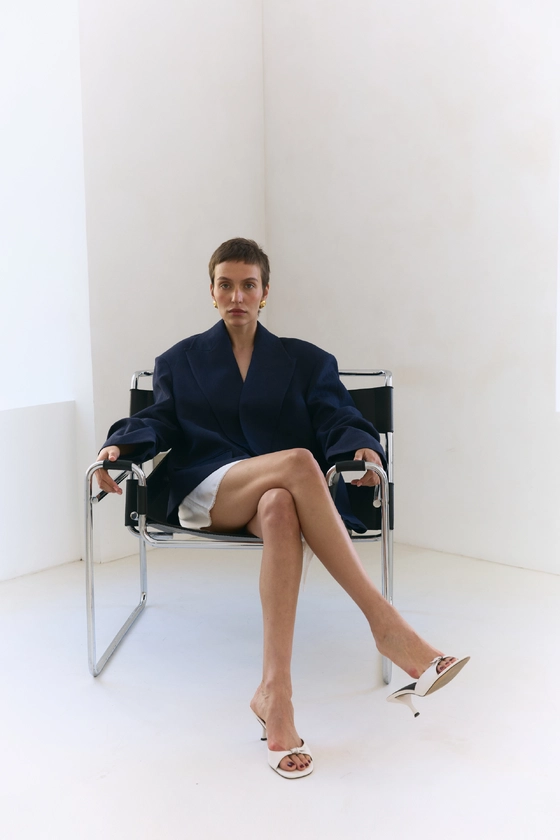 Спідниця міні з розрізом та мереживом 