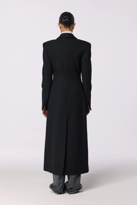 Пальто приталене з акцентним плечем 