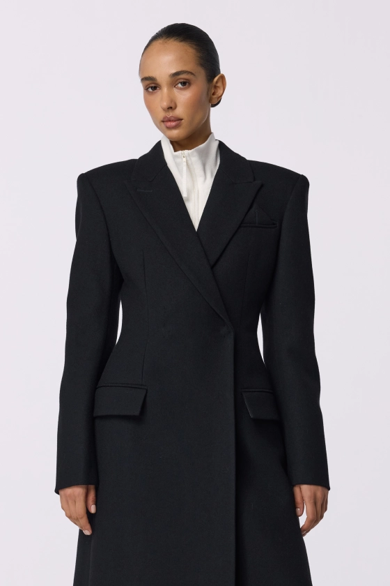 Пальто приталене з акцентним плечем 