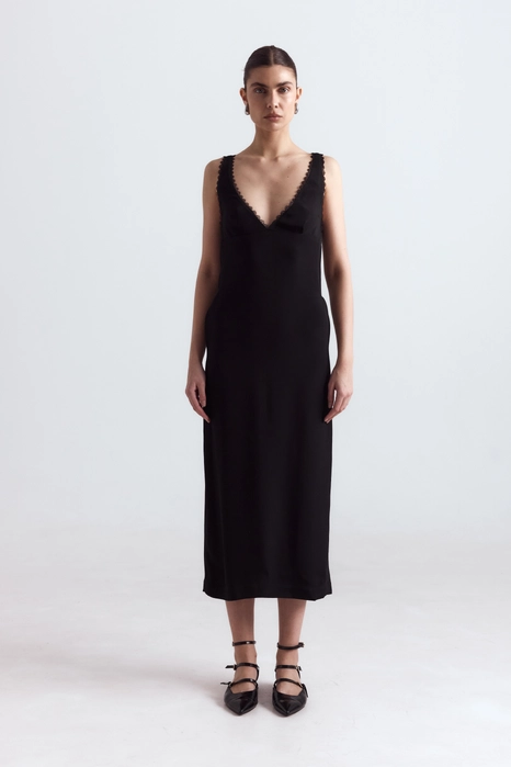 Сукня міді з глибоким вирізом та мереживом