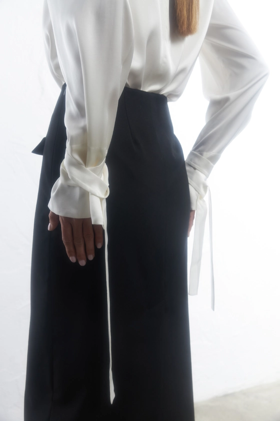 Блуза атласна з акцентним плечем та асиметрією 