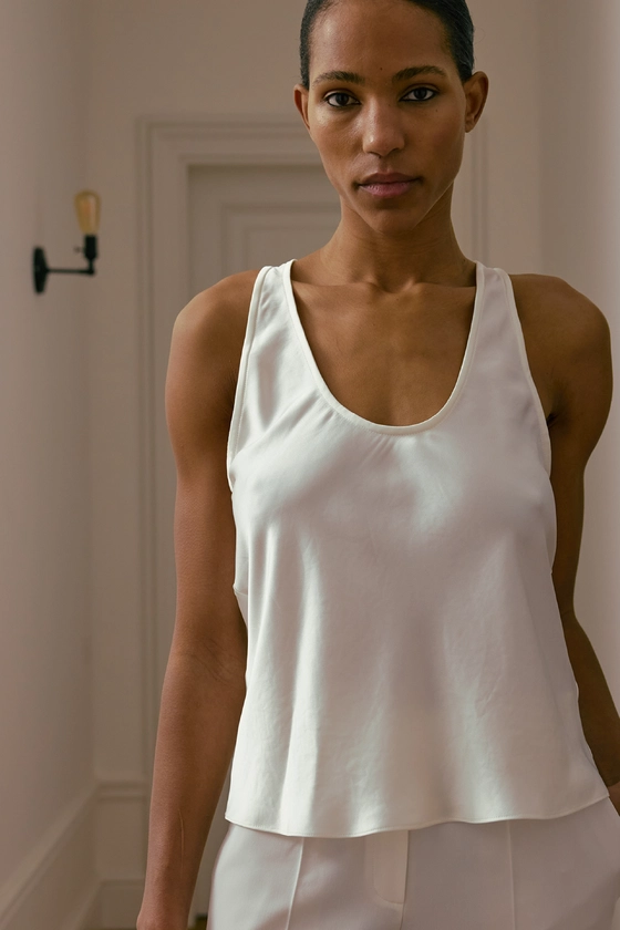 Топ атласний з глибоким вирізом 