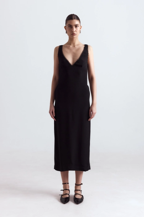 Сукня міді з глибоким вирізом та мереживом