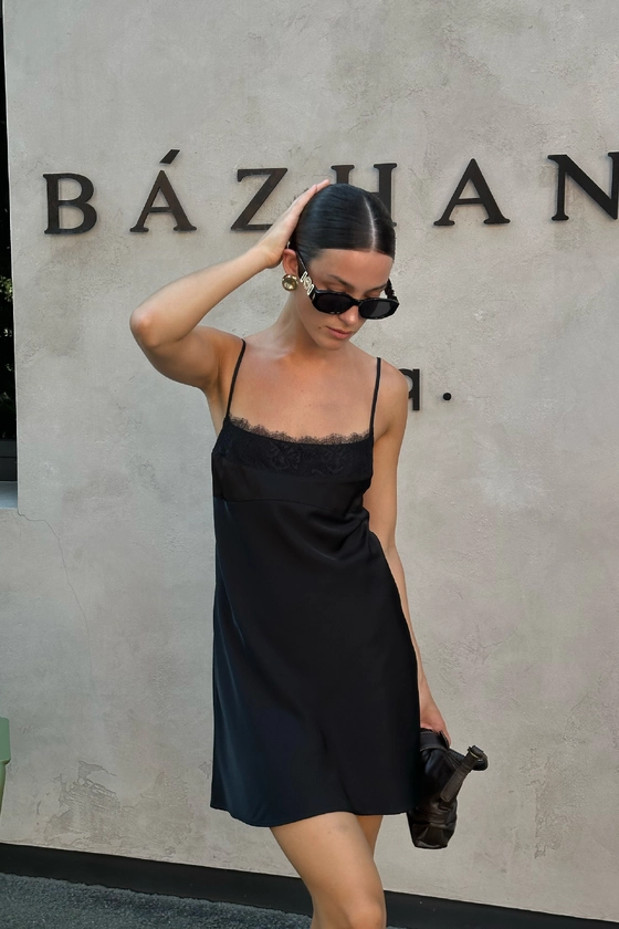 Сукня міні на тонких брительках з мереживом 