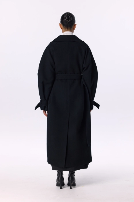 Maxi coat with lowered sleeves