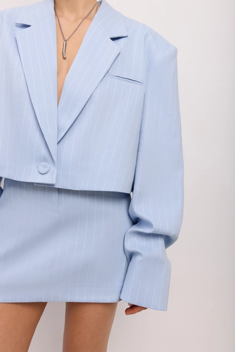 Cropped linen blazer with gathered details on the sleeves