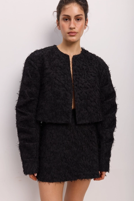Бомбер пухнастий зі збіркою на рукаві