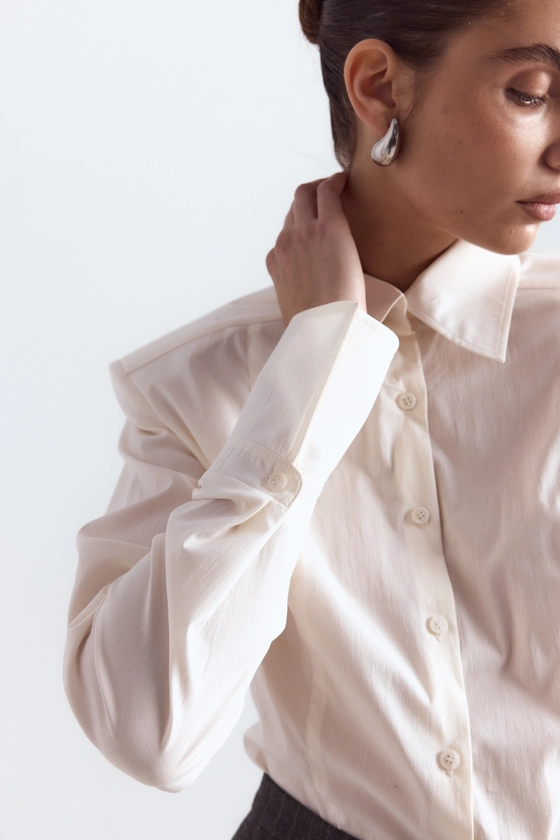 Сорочка-боді приталена з акцентним плечем 