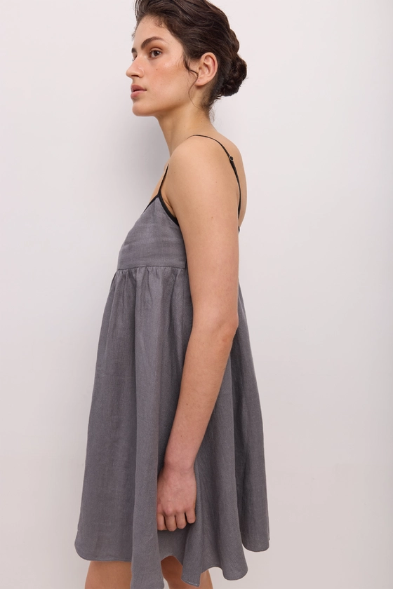 Сукня-трапеція міні з чорною окантовкою 