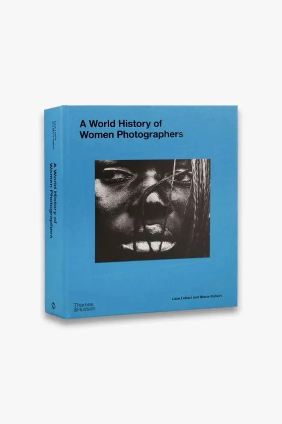 Книга A World History of Women Photographers 