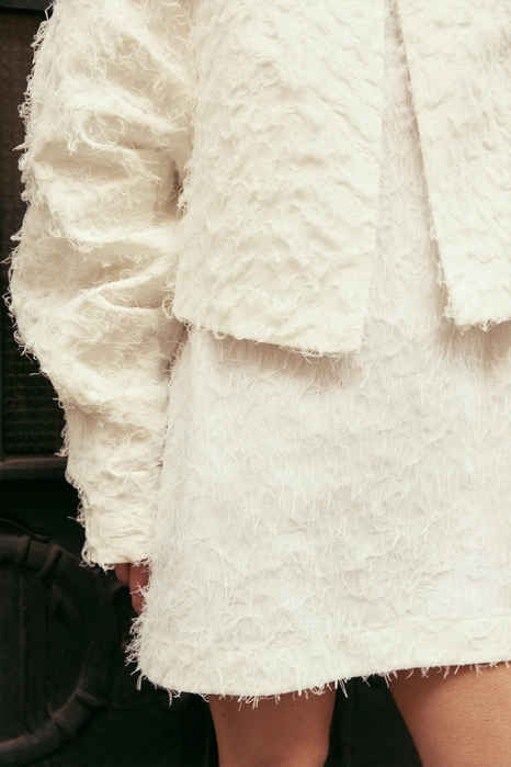 Бомбер пухнастий зі збіркою на рукаві