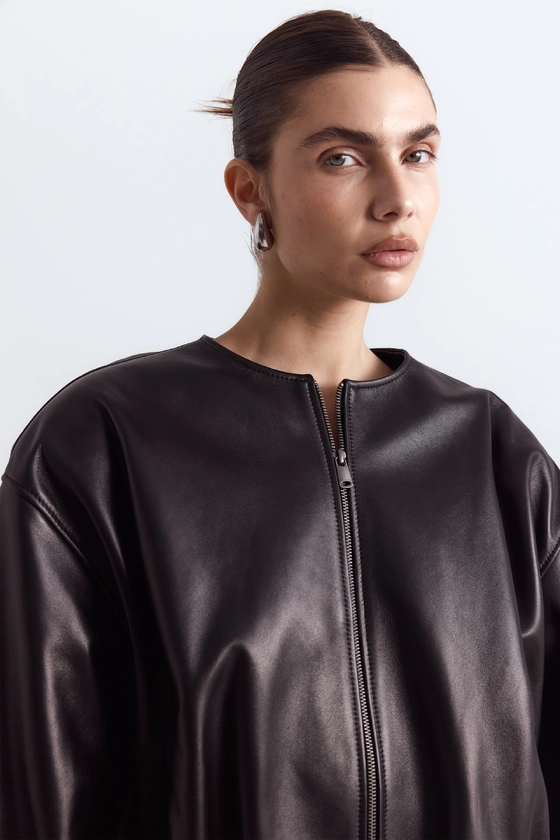 Шкіряна куртка-бомбер із об'ємними рукавами 