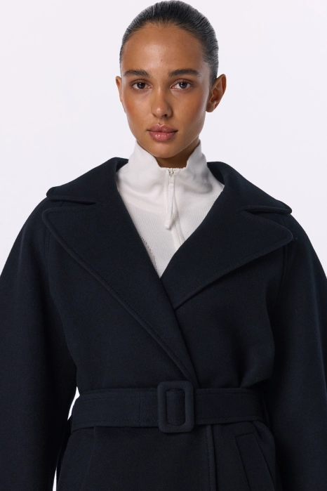 Maxi coat with lowered sleeves