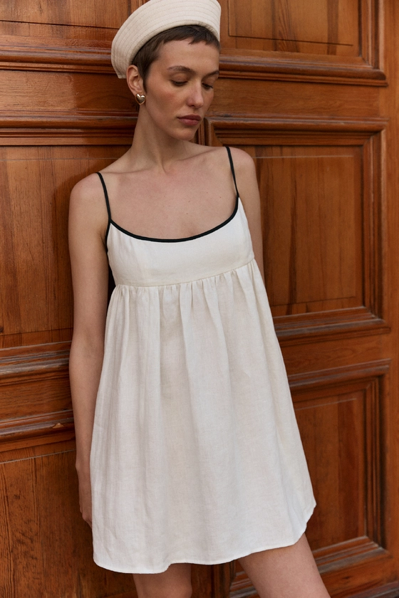 Сукня-трапеція міні з чорною окантовкою 