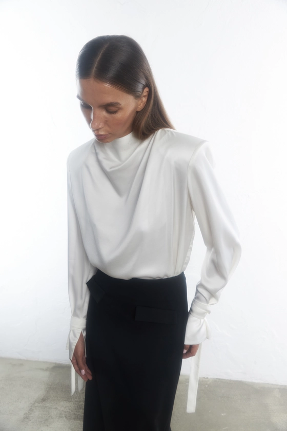 Блуза атласна з акцентним плечем та асиметрією 
