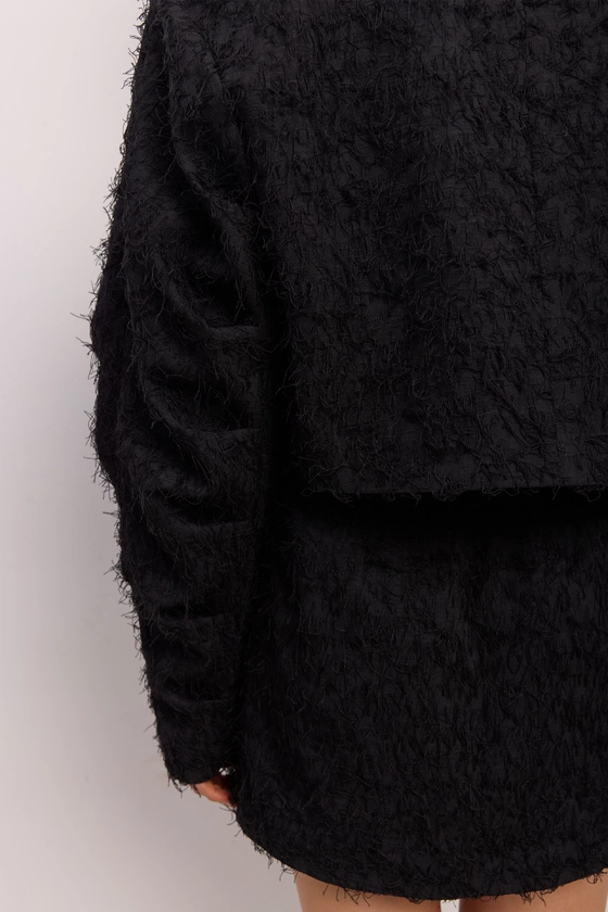 Бомбер пухнастий зі збіркою на рукаві 