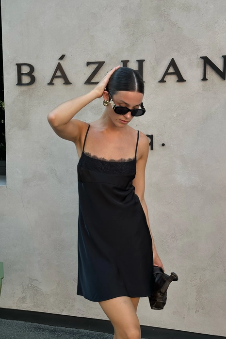 Сукня міні на тонких бретельках з мереживом