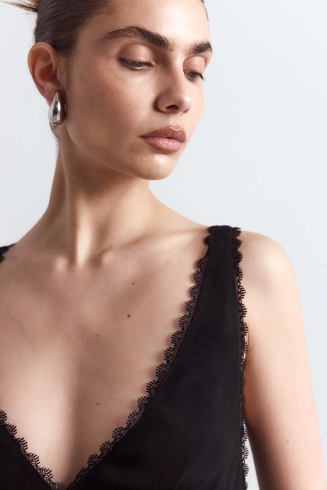 Сукня міді з глибоким вирізом та мереживом