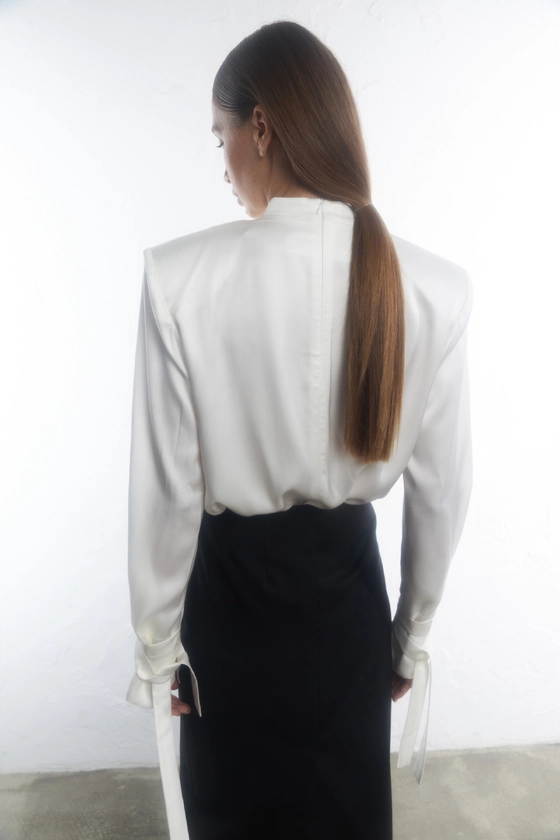 Блуза атласна з акцентним плечем та асиметрією 