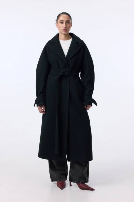Maxi coat with lowered sleeves