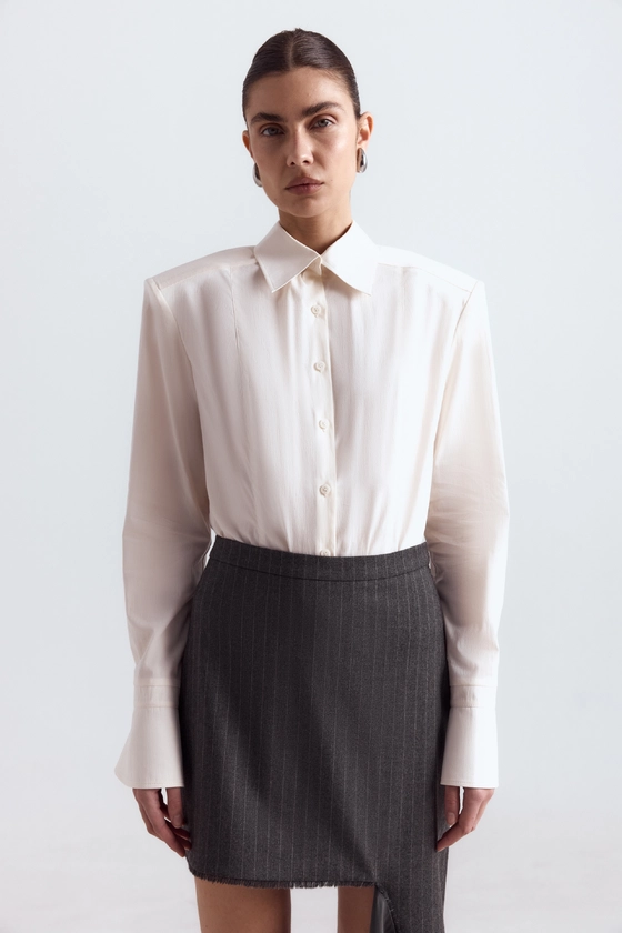 Сорочка-боді приталена з акцентним плечем 