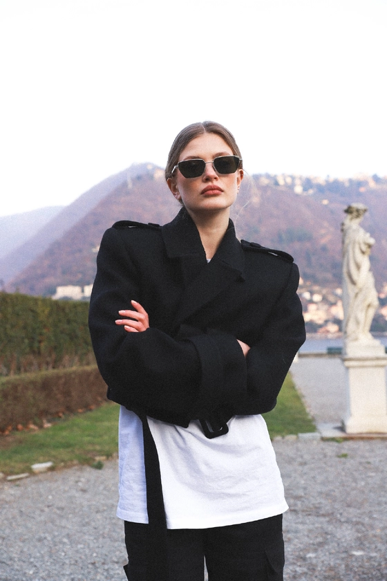 Пальто кроп з об'ємними плечами та пагонами 