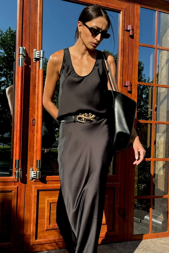 Топ атласний з глибоким вирізом 