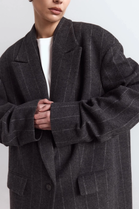 Straight-cut coat with gathered sleeves