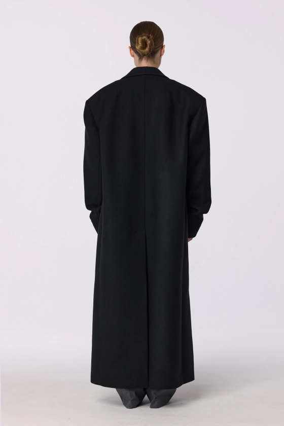 Пальто прямого крою зі збіркою на рукаві 